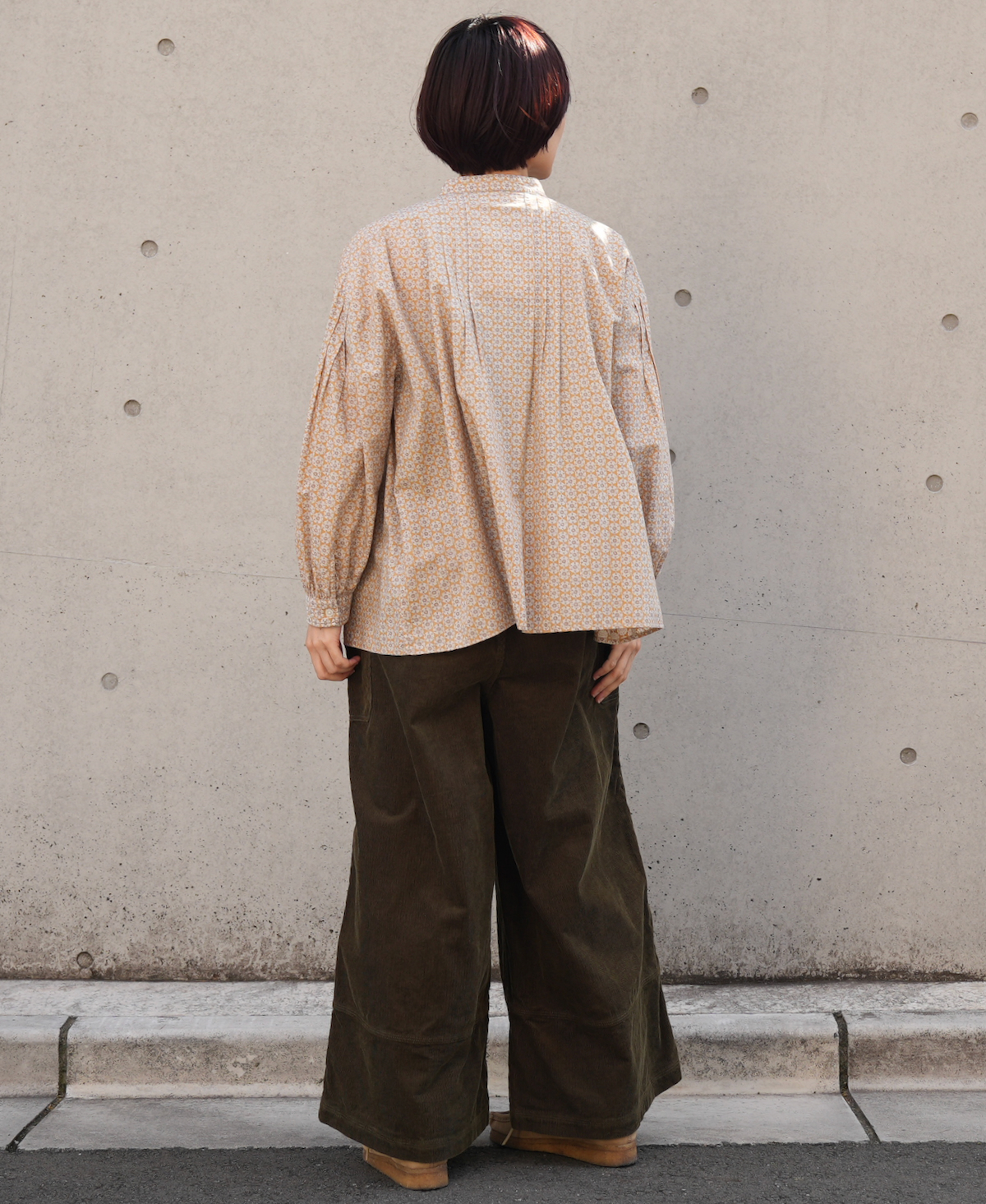 INSL23721 (シャツ) 60'S POPLIN FLOWER PRINT BANDED COLLAR PINTUCK SHIRT