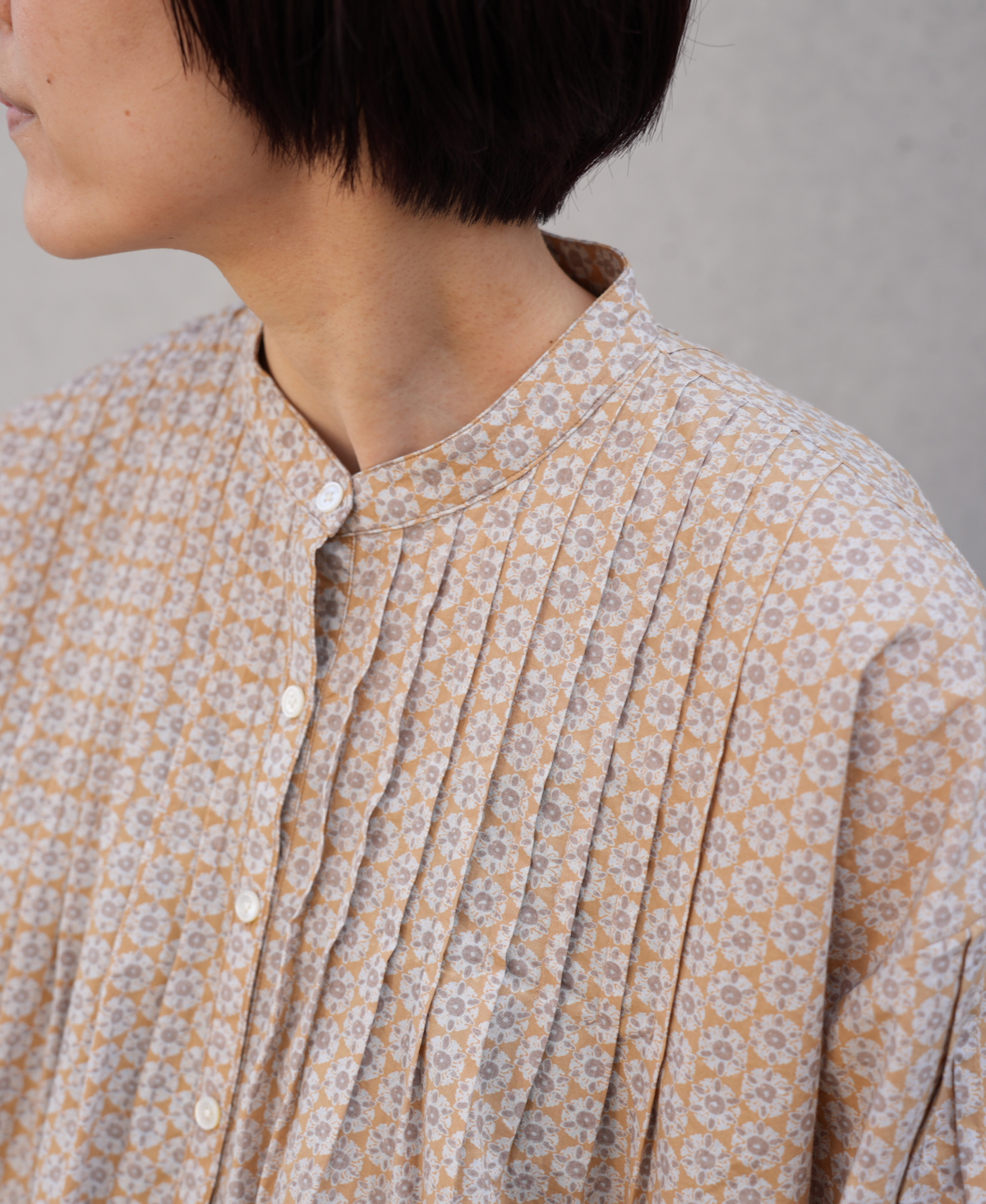 INSL23721 (シャツ) 60'S POPLIN FLOWER PRINT BANDED COLLAR PINTUCK SHIRT
