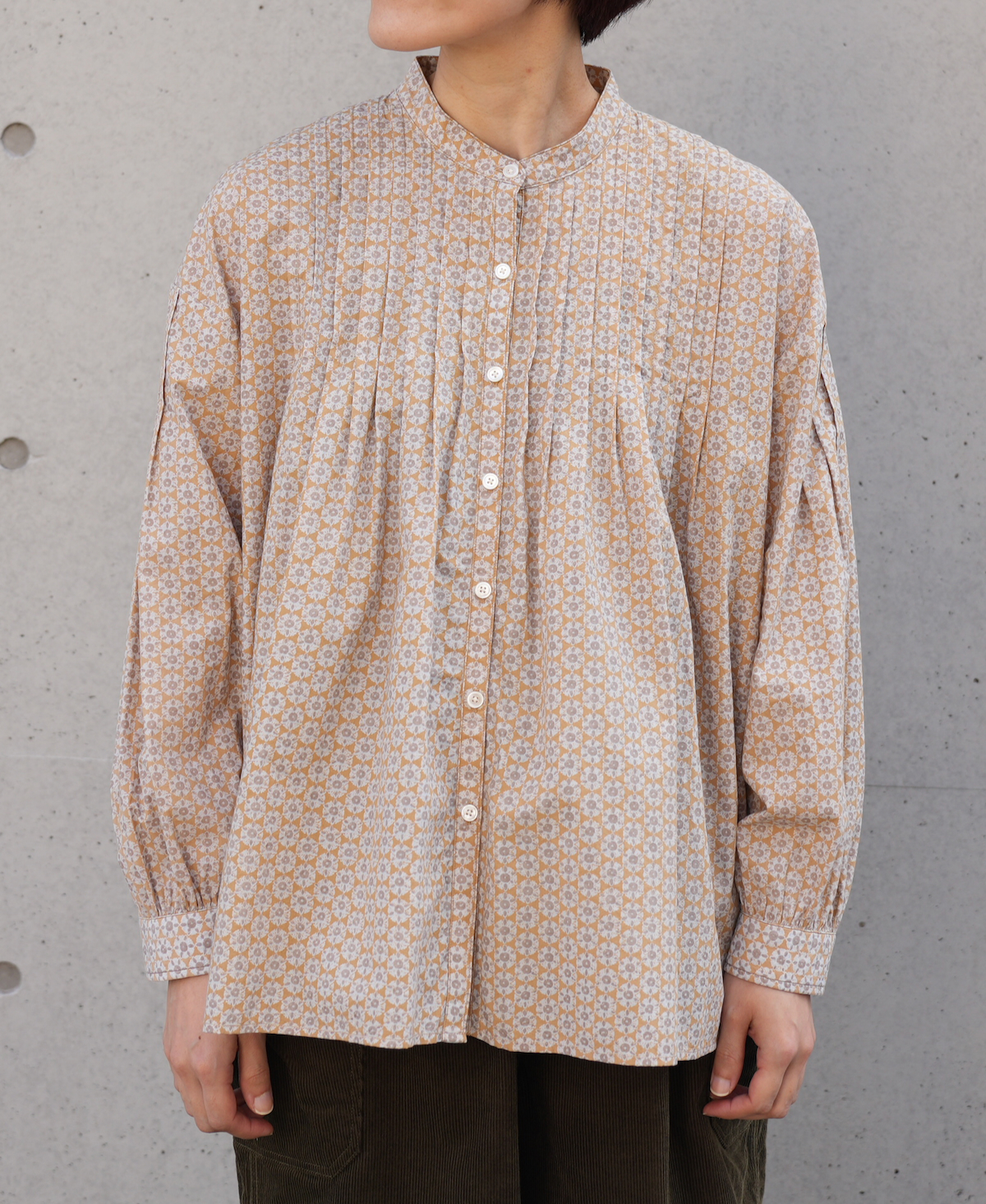 INSL23721 (シャツ) 60'S POPLIN FLOWER PRINT BANDED COLLAR PINTUCK SHIRT