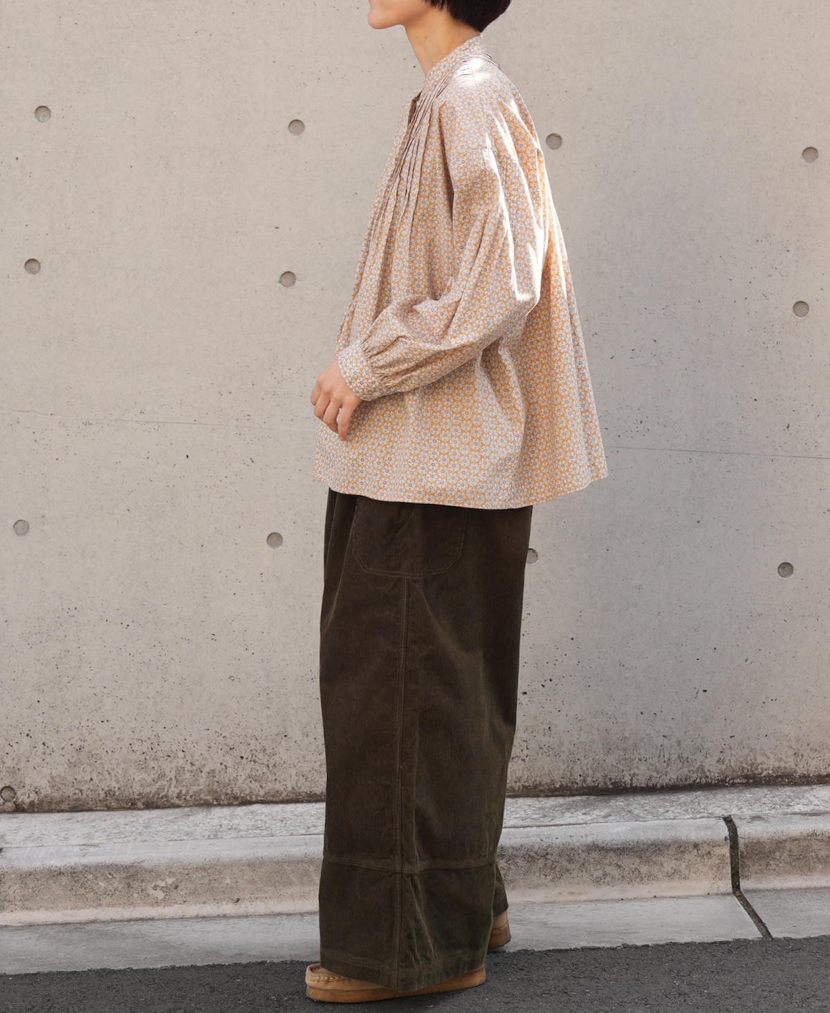 INSL23721 (シャツ) 60'S POPLIN FLOWER PRINT BANDED COLLAR PINTUCK SHIRT