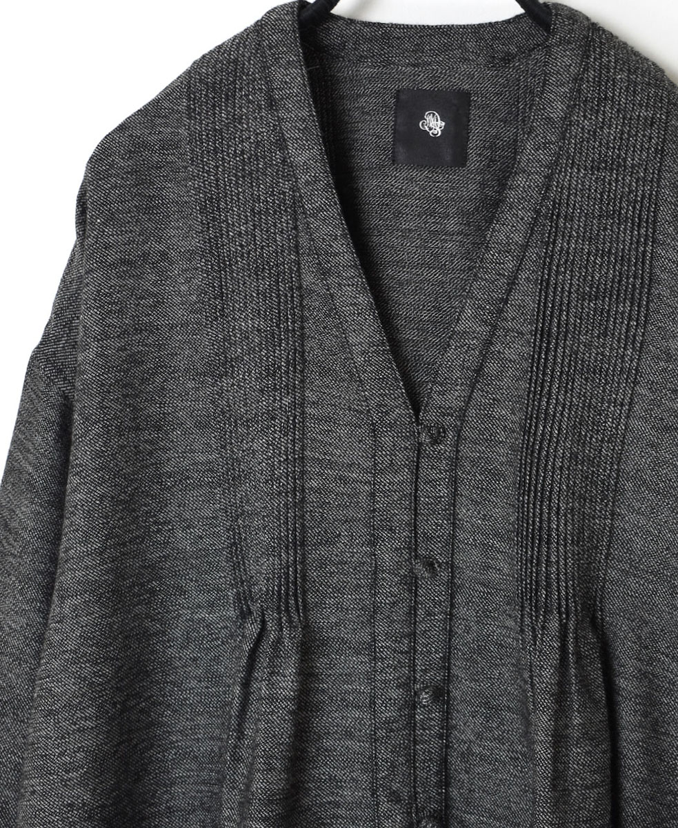 INMDS23752 (ブラウス) TWIST YARN WOOL V-NECK FRONT OPENING BLOUSE WITH MINI PINTUCK