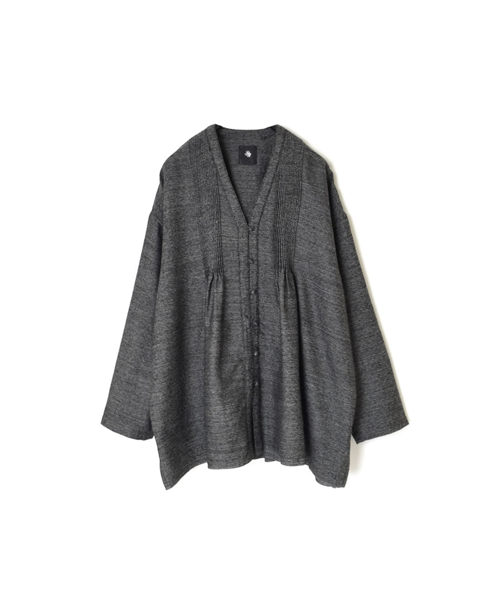 INMDS23752 (ブラウス) TWIST YARN WOOL V-NECK FRONT OPENING BLOUSE WITH MINI PINTUCK