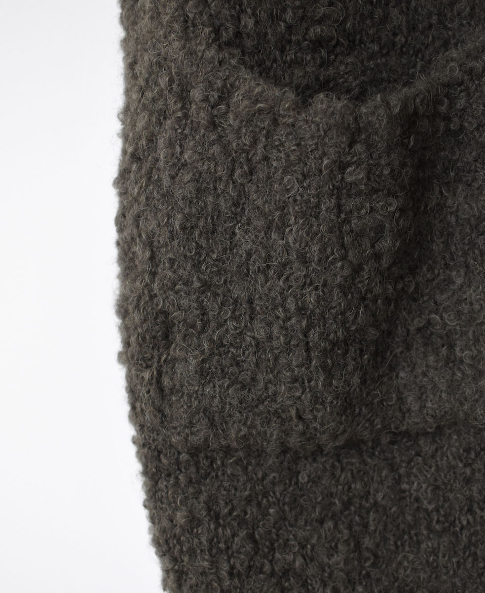 CNMDS2251A (ベスト) BOUCLE V-NECK VEST WITH PIN