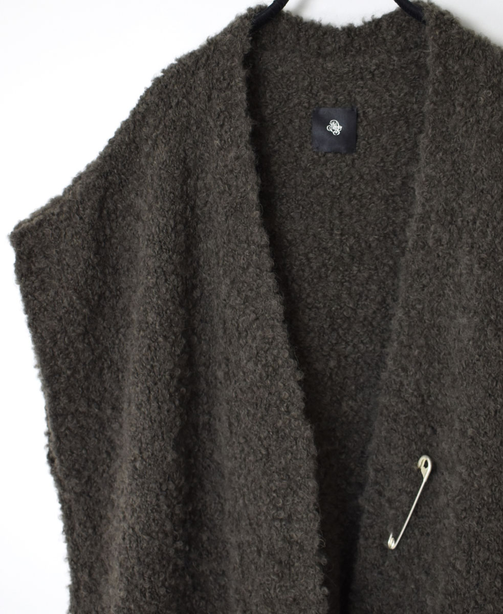 CNMDS2251A (ベスト) BOUCLE V-NECK VEST WITH PIN