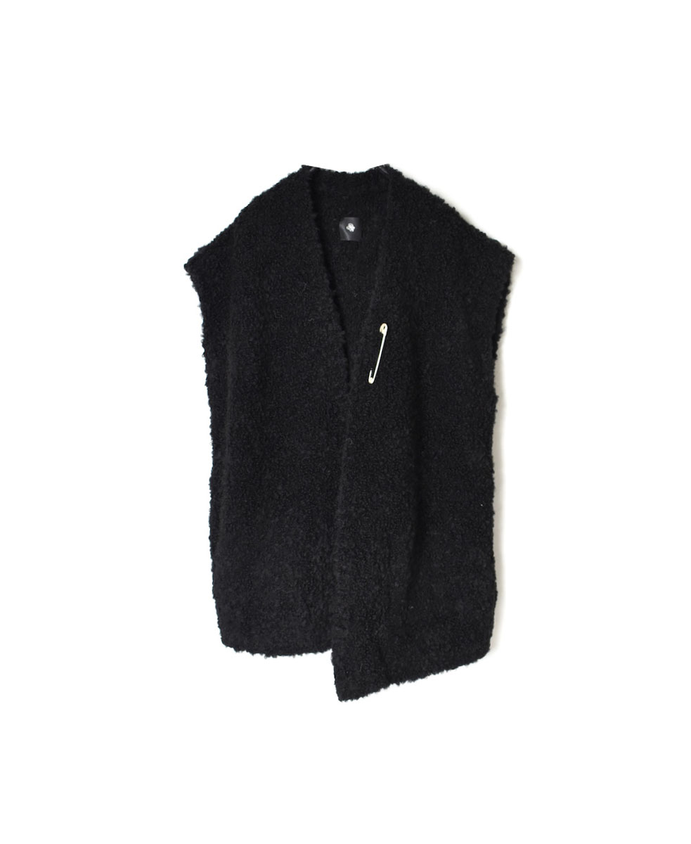 CNMDS2251A (ベスト) BOUCLE V-NECK VEST WITH PIN