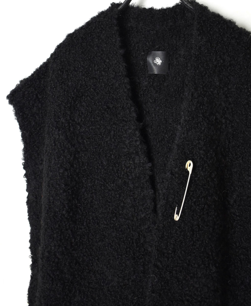 CNMDS2251A (ベスト) BOUCLE V-NECK VEST WITH PIN