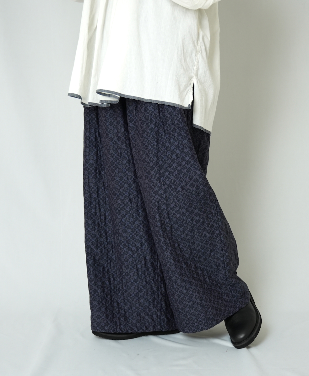 ●NMDS23523P (パンツ) QUILTED HANDWOVEN COTTON SILK REPETITIONAL FLOWER PRINT EASY PANTS