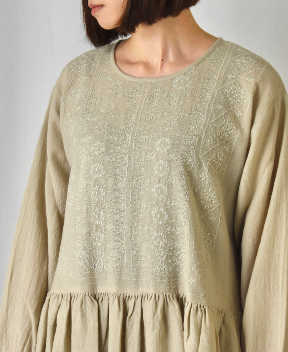 NMDS22571 (ワンピース) BOILED WOOL PLAIN BACK OPENING EMB DRESS