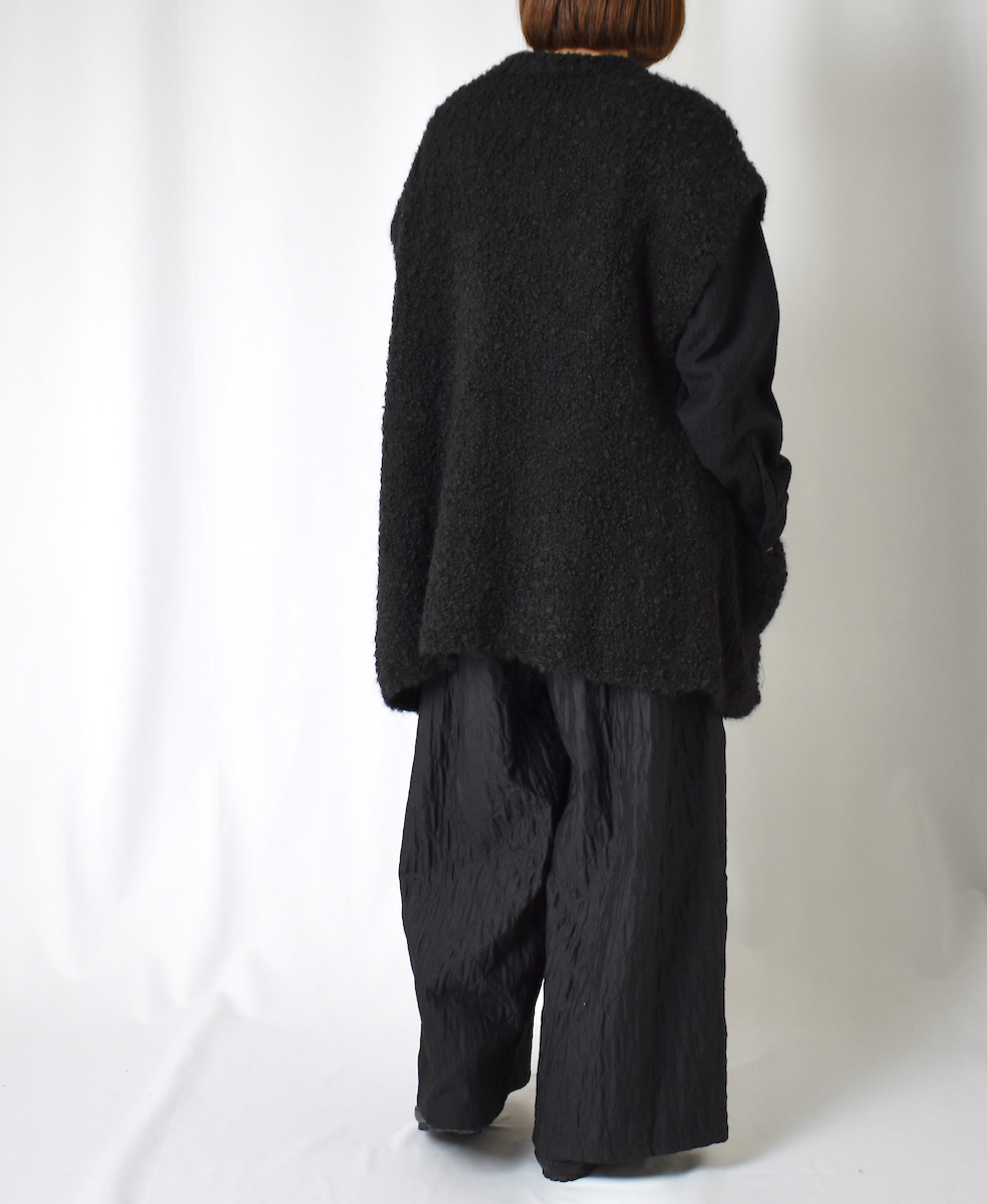 CNMDS2251A (ベスト) BOUCLE V-NECK VEST WITH PIN