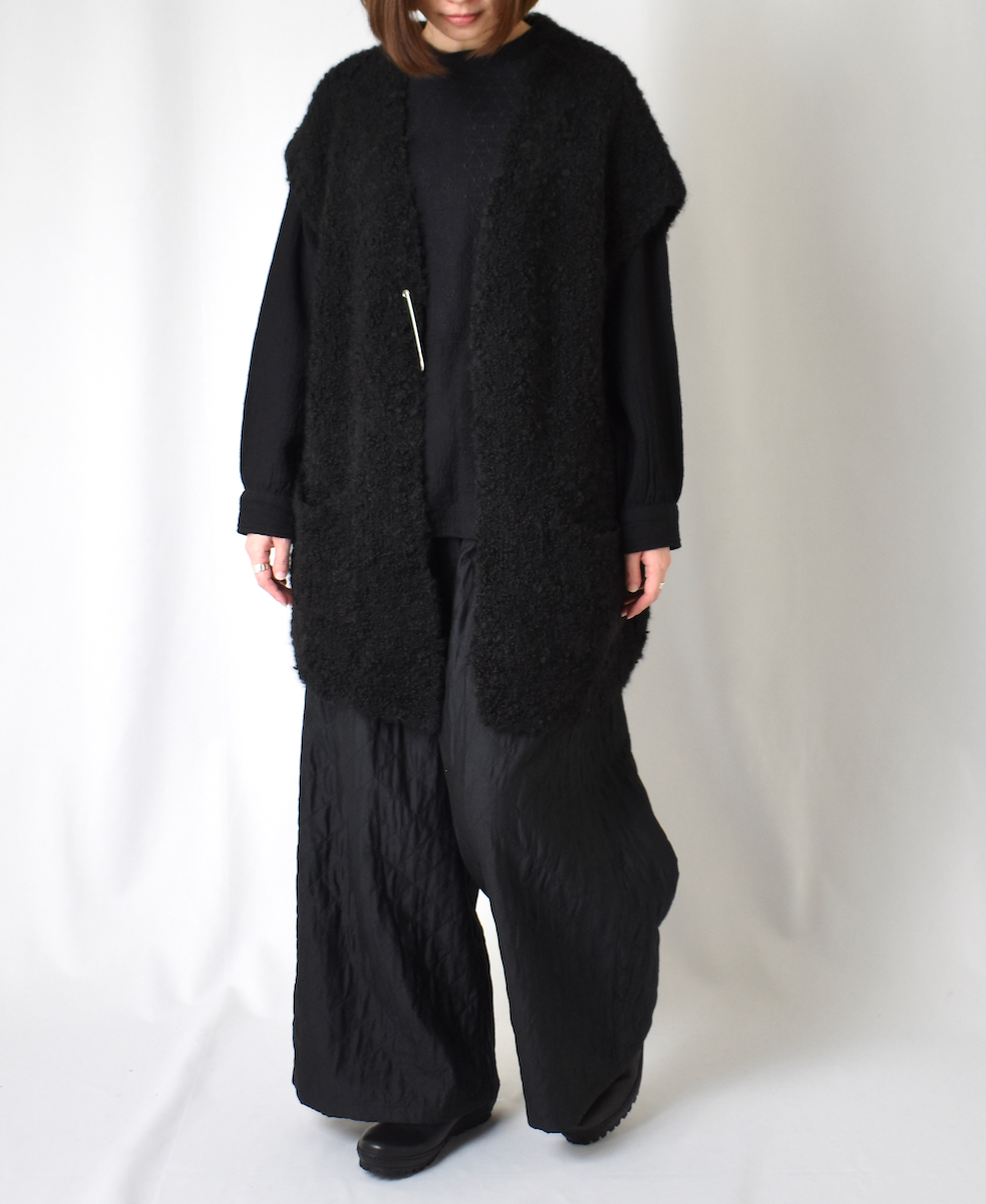 CNMDS2251A (ベスト) BOUCLE V-NECK VEST WITH PIN