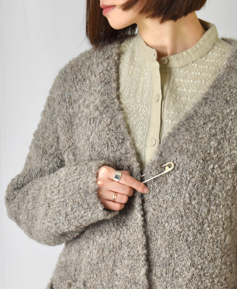 CNMDS2051A (カーディガン) BOUCLE V-NECK CARDIGAN WITH PIN