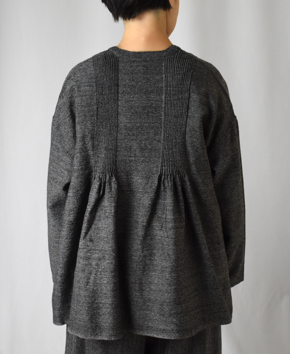 INMDS23752 (ブラウス) TWIST YARN WOOL V-NECK FRONT OPENING BLOUSE WITH MINI PINTUCK
