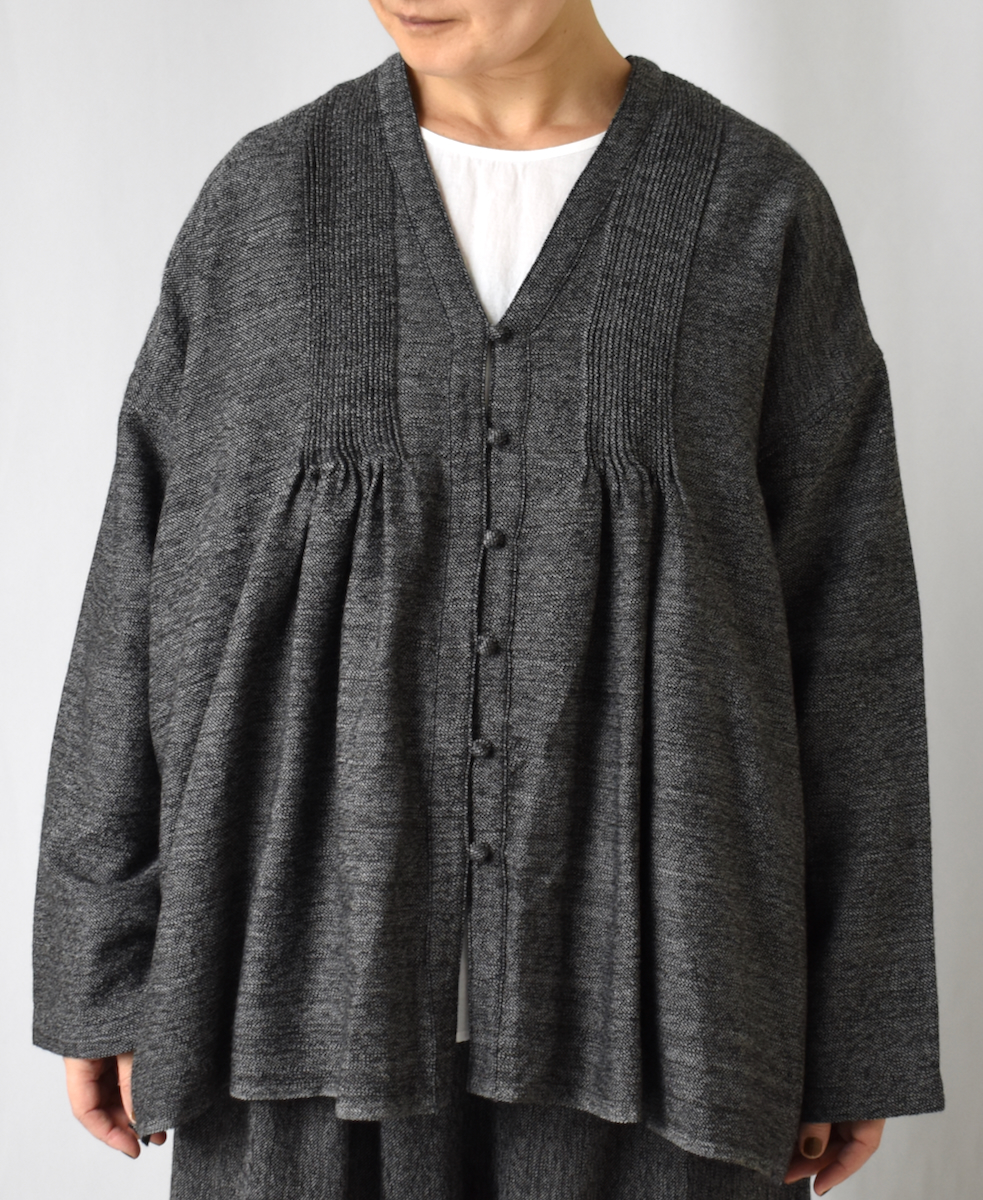 INMDS23752 (ブラウス) TWIST YARN WOOL V-NECK FRONT OPENING BLOUSE WITH MINI PINTUCK