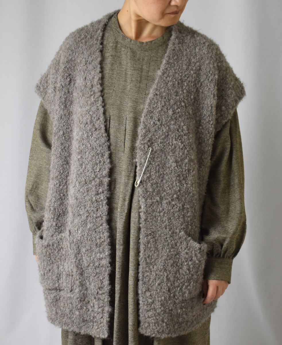 CNMDS2251A (ベスト) BOUCLE V-NECK VEST WITH PIN