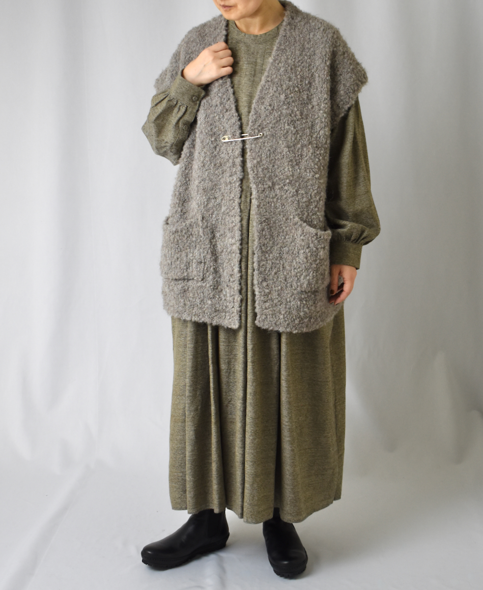 CNMDS2251A (ベスト) BOUCLE V-NECK VEST WITH PIN