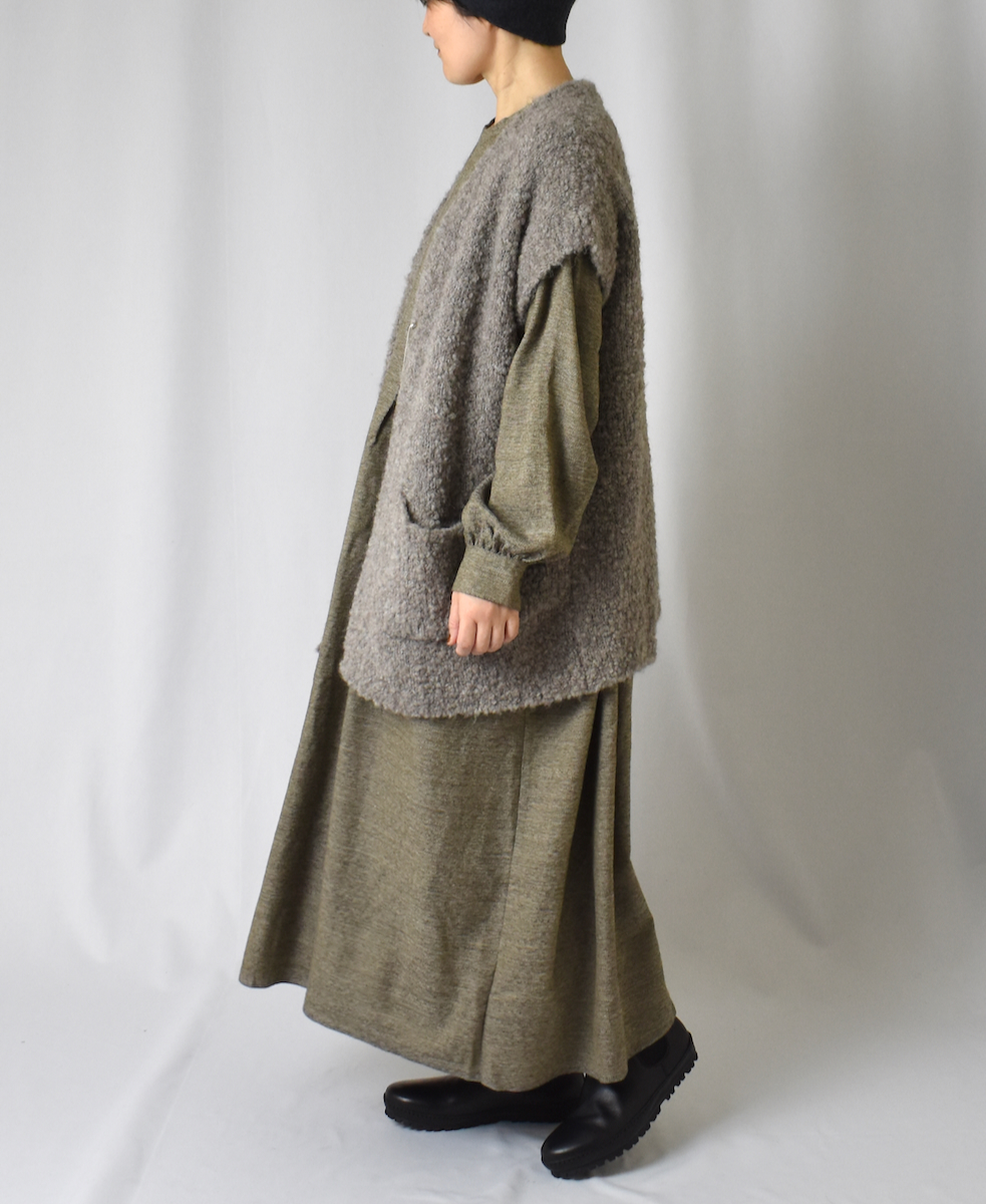 CNMDS2251A (ベスト) BOUCLE V-NECK VEST WITH PIN