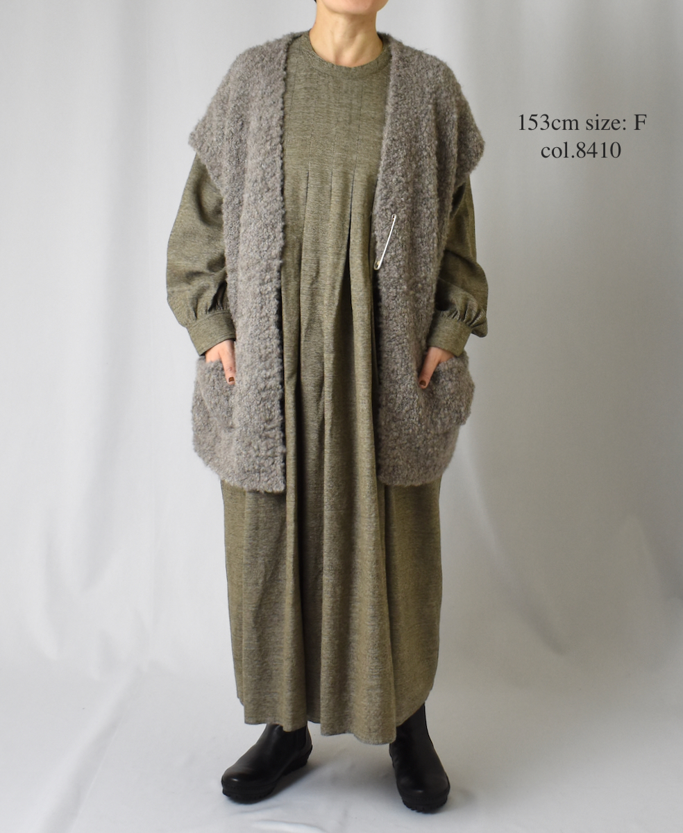 CNMDS2251A (ベスト) BOUCLE V-NECK VEST WITH PIN