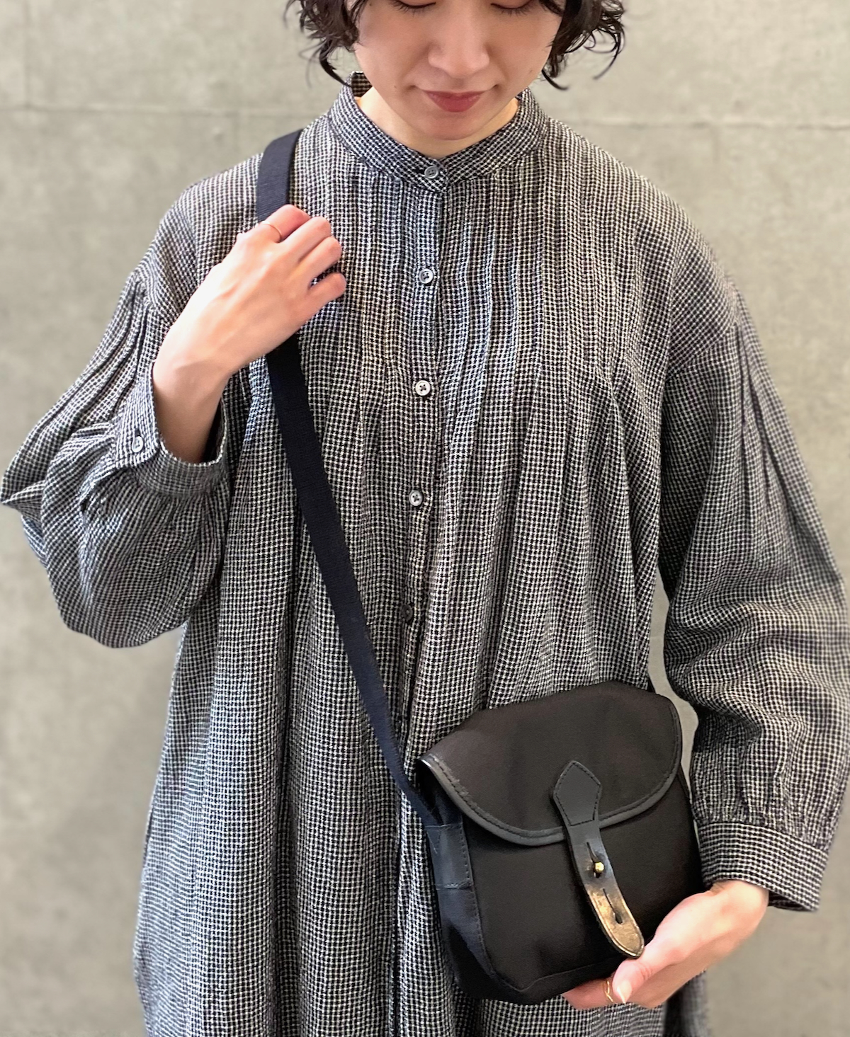 INSL22614 (ワンピース) WOOL/LINEN SMALL CHECK & STRIPE BANDED COLLAR PINTUCK DRESS