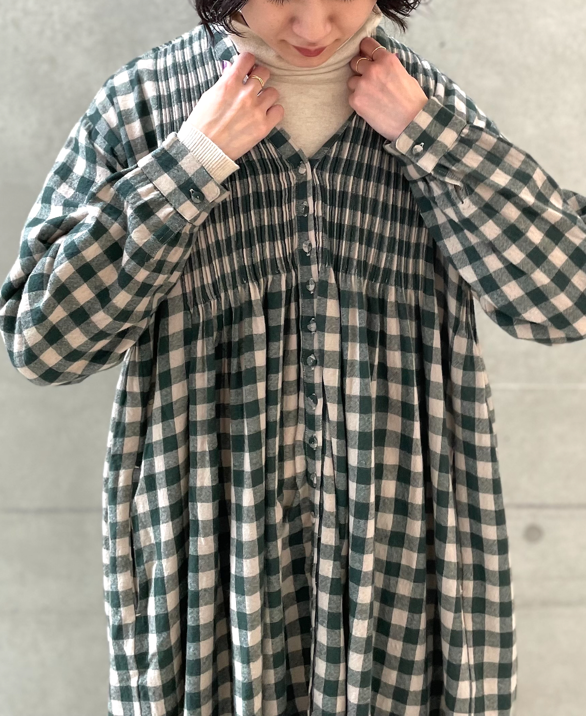 NMDS23594 (ワンピース) BOILED WOOL BIG GINGHAM CHECK V-NECK DRESS WITH MINI PINTUCK