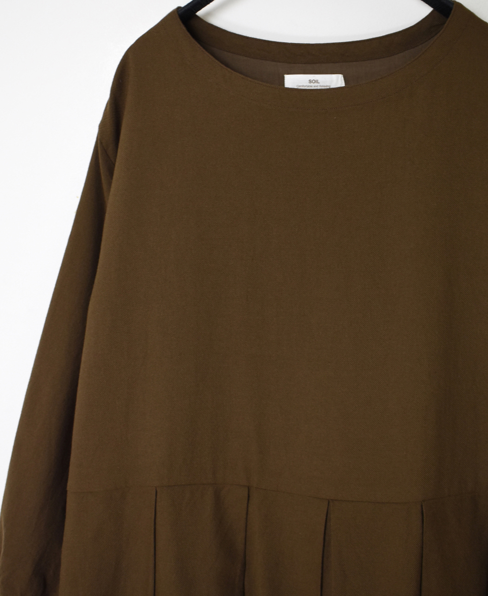 INSL23734 (ワンピース) COTTON WOOL TWILL WEAVE PLAIN BOAT-NECK PLEATS L/SL DRESS