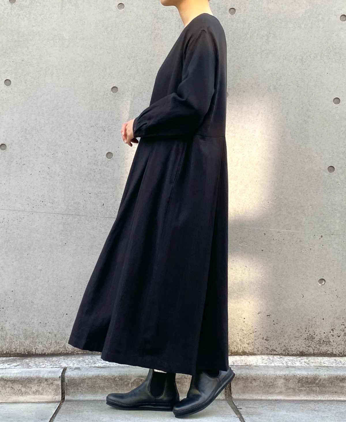 INSL23734 (ワンピース) COTTON WOOL TWILL WEAVE PLAIN BOAT-NECK PLEATS L/SL DRESS