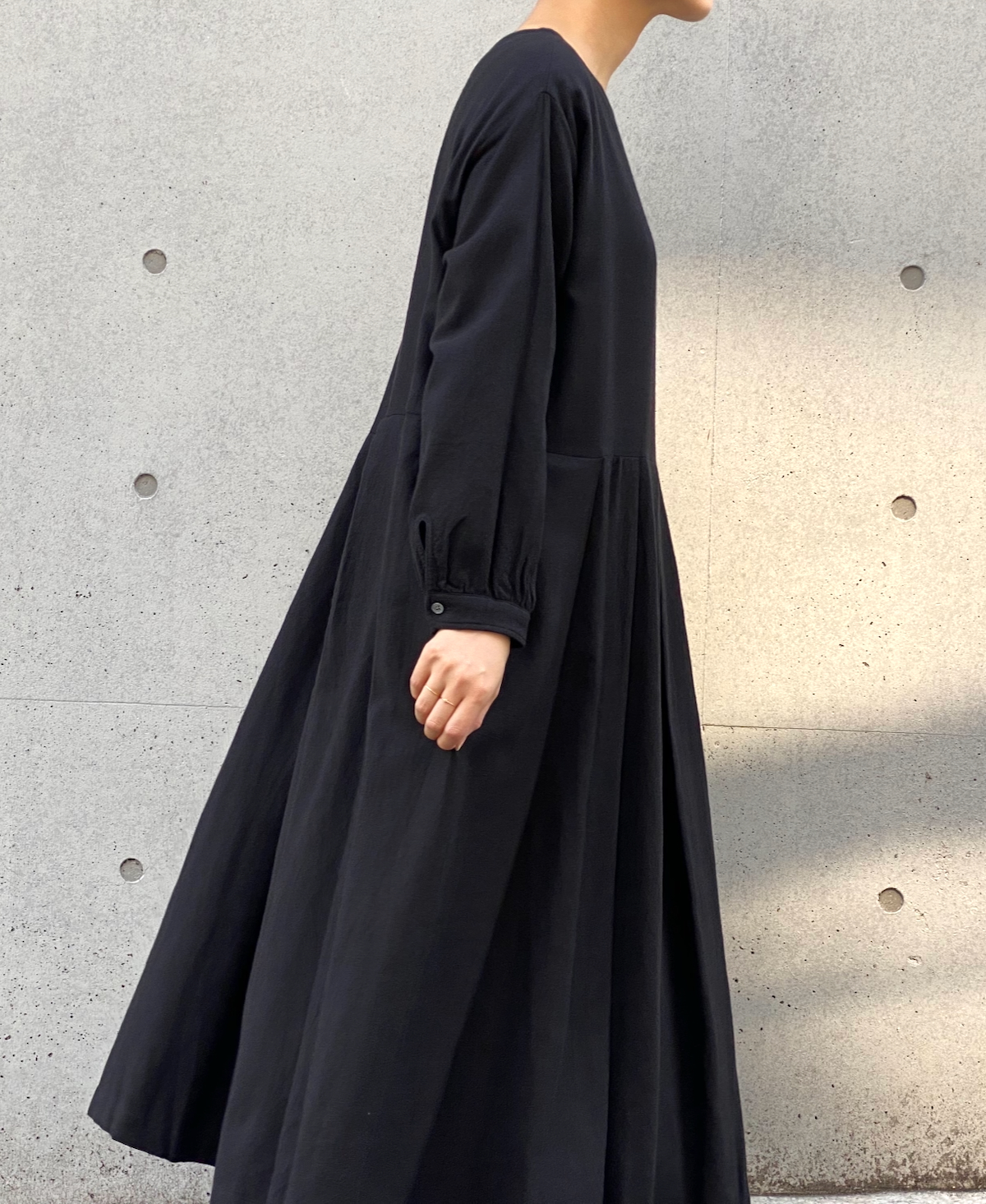 INSL23734 (ワンピース) COTTON WOOL TWILL WEAVE PLAIN BOAT-NECK PLEATS L/SL DRESS
