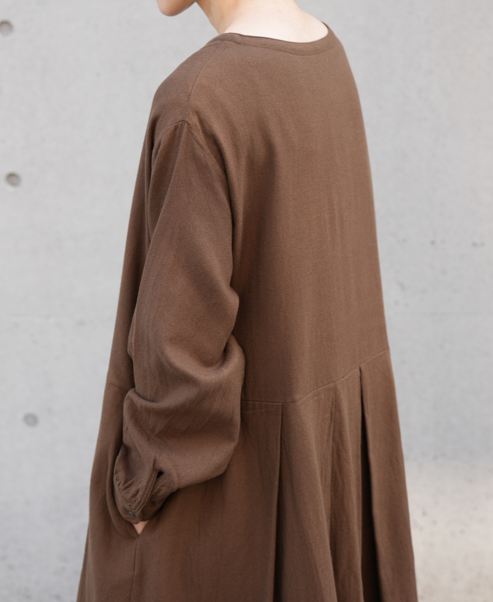INSL23734 (ワンピース) COTTON WOOL TWILL WEAVE PLAIN BOAT-NECK PLEATS L/SL DRESS
