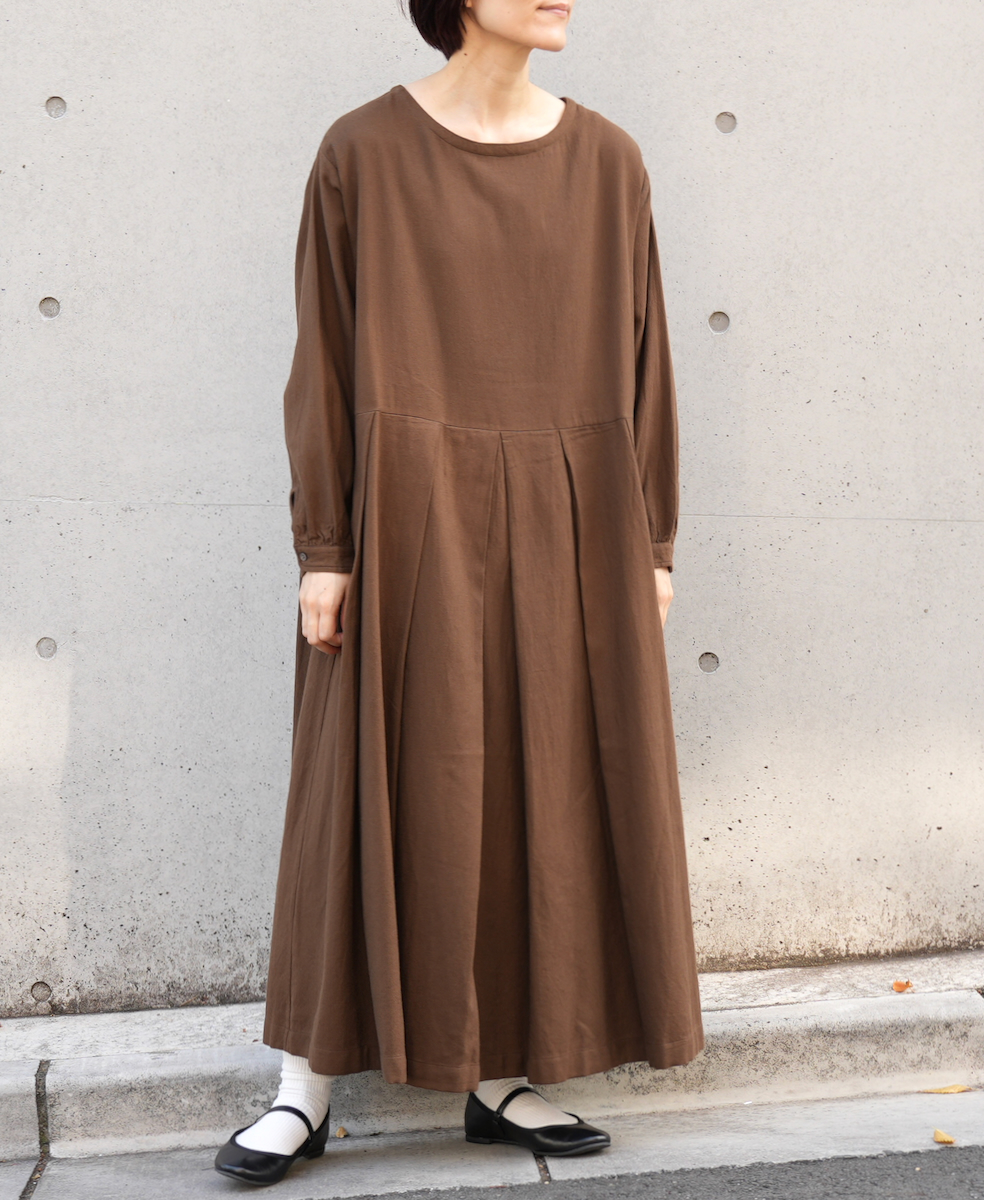 INSL23734 (ワンピース) COTTON WOOL TWILL WEAVE PLAIN BOAT-NECK PLEATS L/SL DRESS