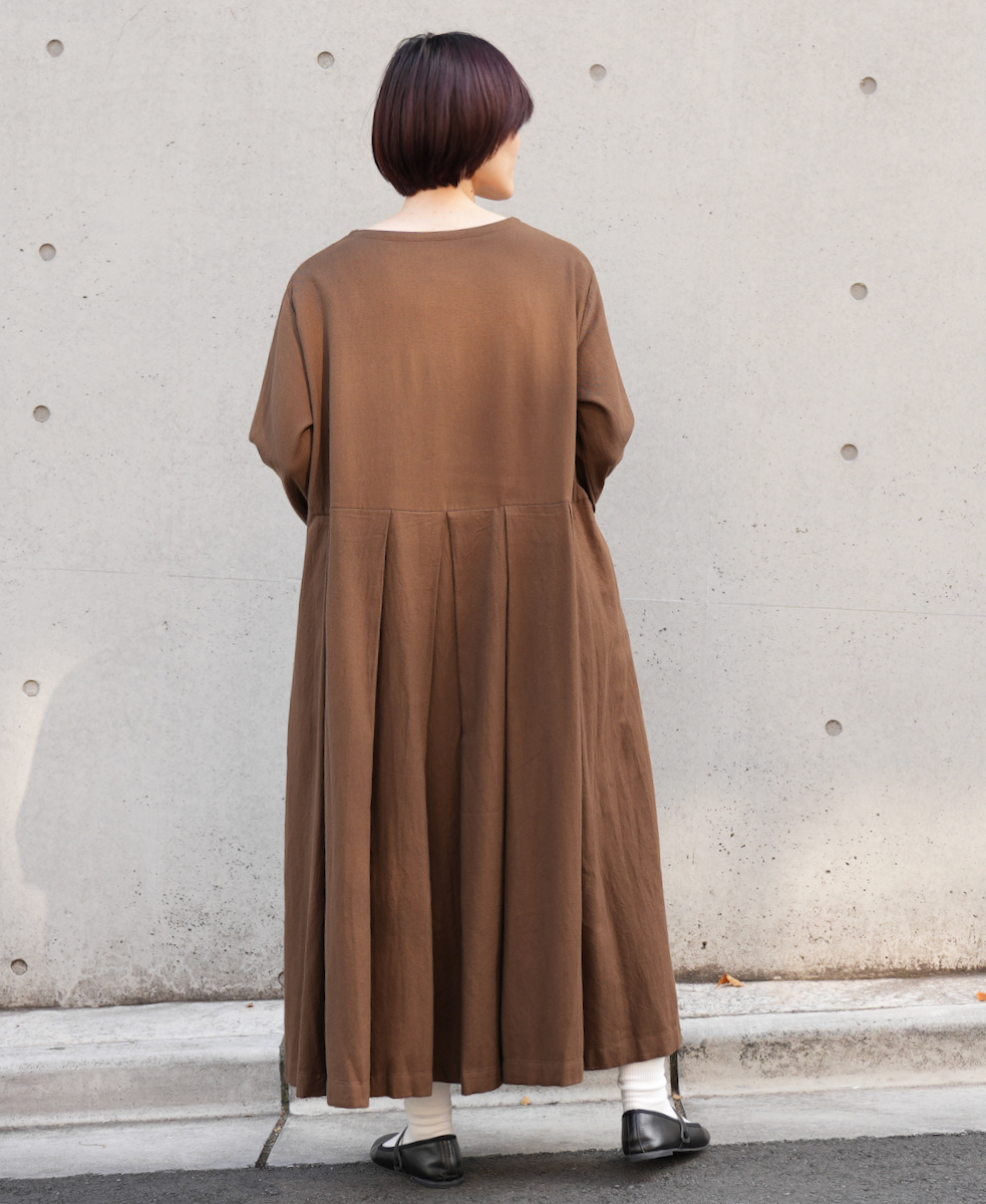 INSL23734 (ワンピース) COTTON WOOL TWILL WEAVE PLAIN BOAT-NECK PLEATS L/SL DRESS