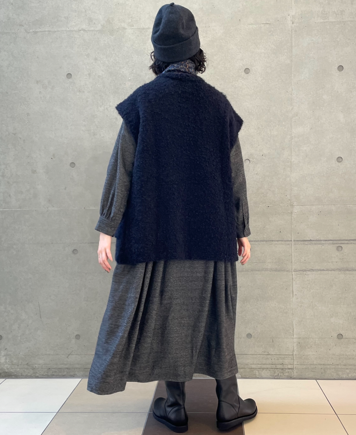 CNMDS2251A (ベスト) BOUCLE V-NECK VEST WITH PIN