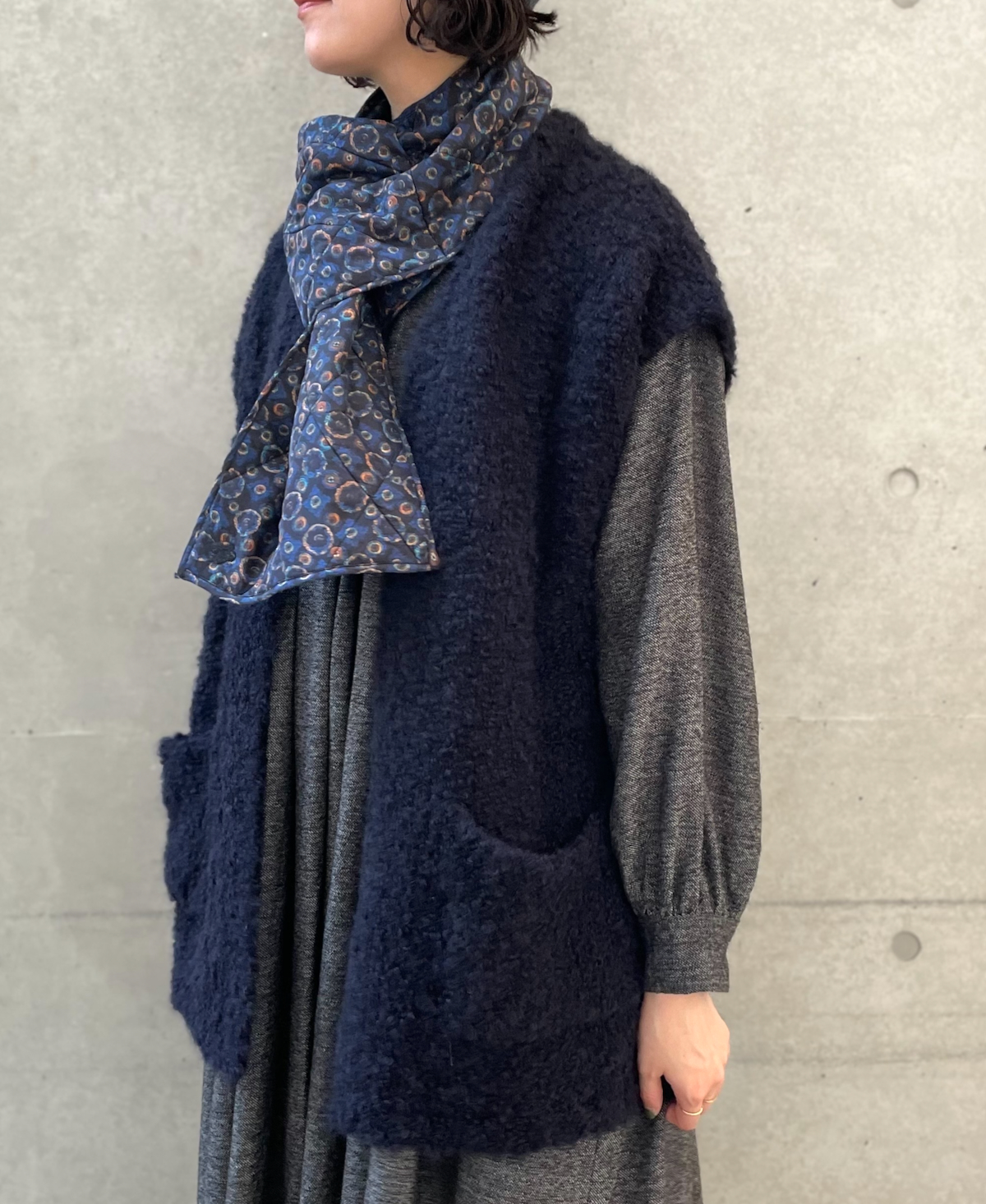 CNMDS2251A (ベスト) BOUCLE V-NECK VEST WITH PIN