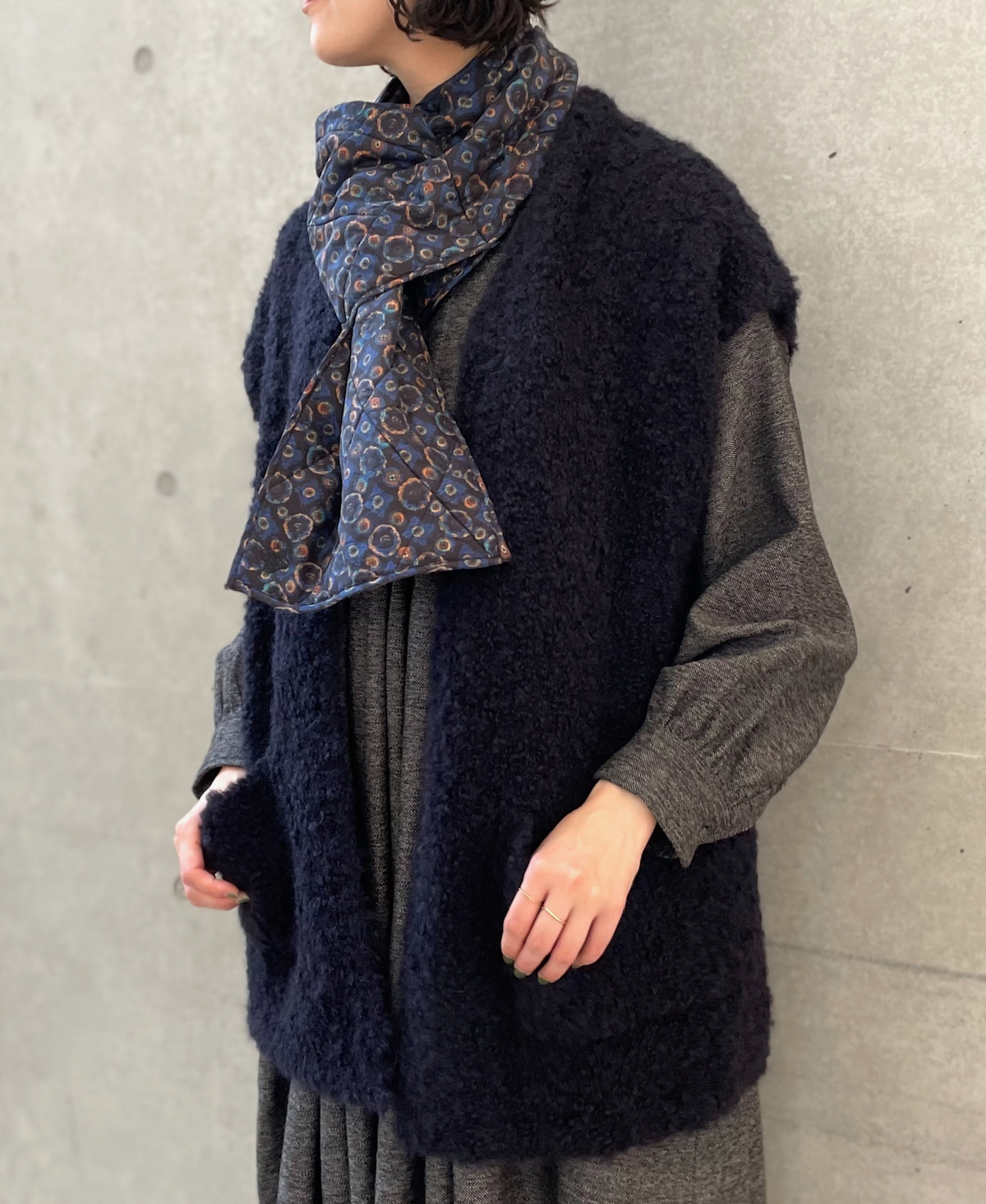 CNMDS2251A (ベスト) BOUCLE V-NECK VEST WITH PIN