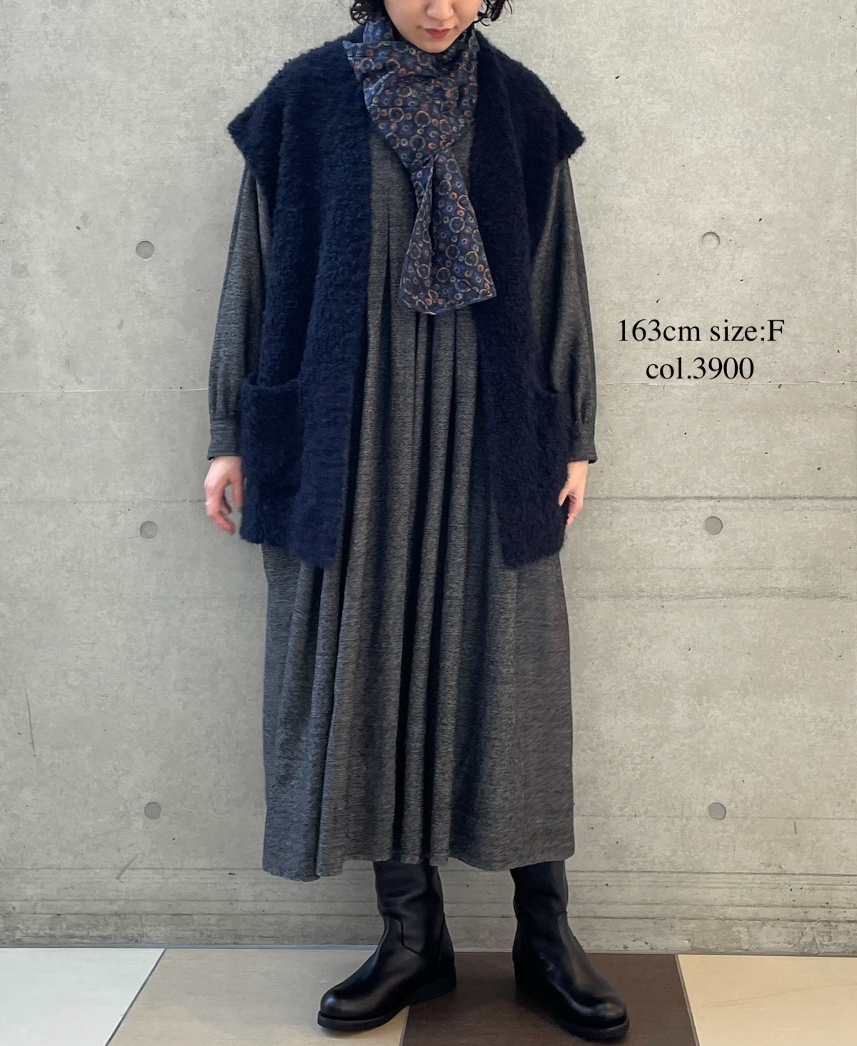 CNMDS2251A (ベスト) BOUCLE V-NECK VEST WITH PIN