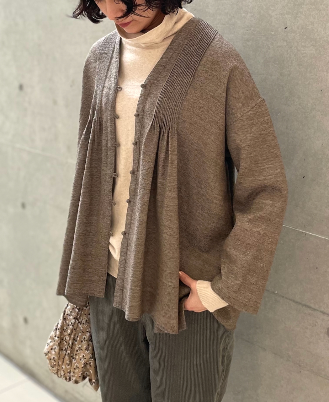 INMDS23752 (ブラウス) TWIST YARN WOOL V-NECK FRONT OPENING BLOUSE WITH MINI PINTUCK