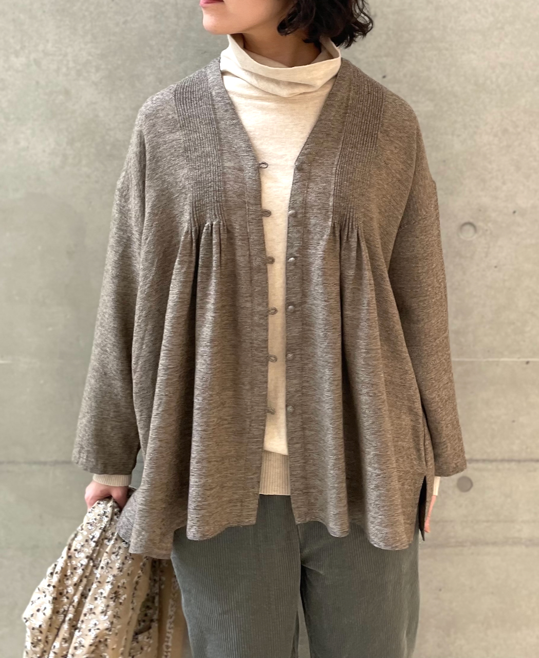 INMDS23752 (ブラウス) TWIST YARN WOOL V-NECK FRONT OPENING BLOUSE WITH MINI PINTUCK