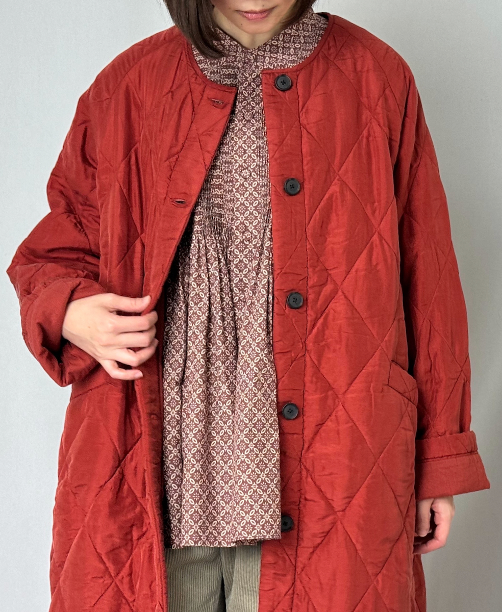 NMDS23541 (コート) PADDED SILK PLAIN C-NECK FRONT BUTTON COAT