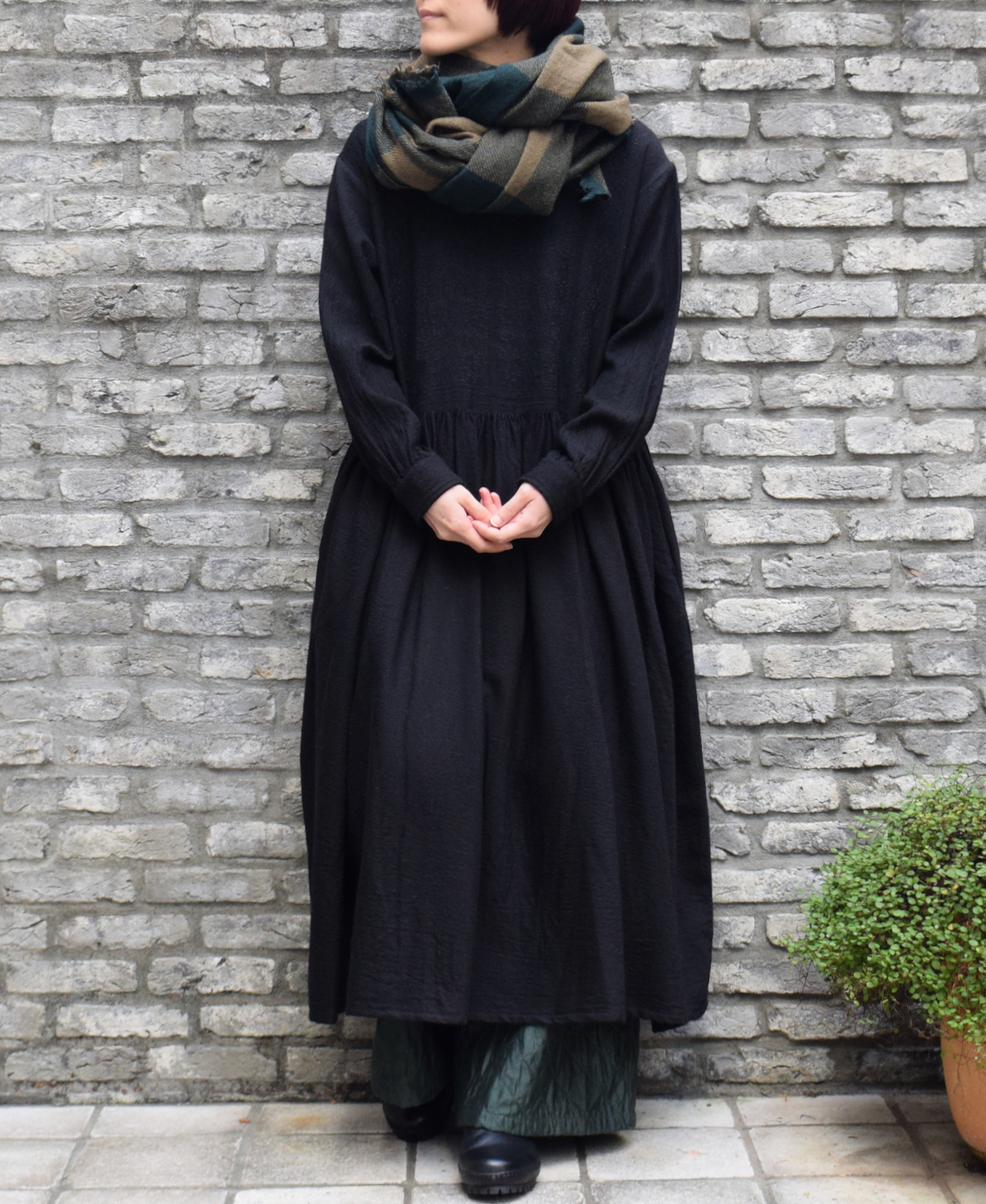 NMDS22571 (ワンピース) BOILED WOOL PLAIN BACK OPENING EMB DRESS