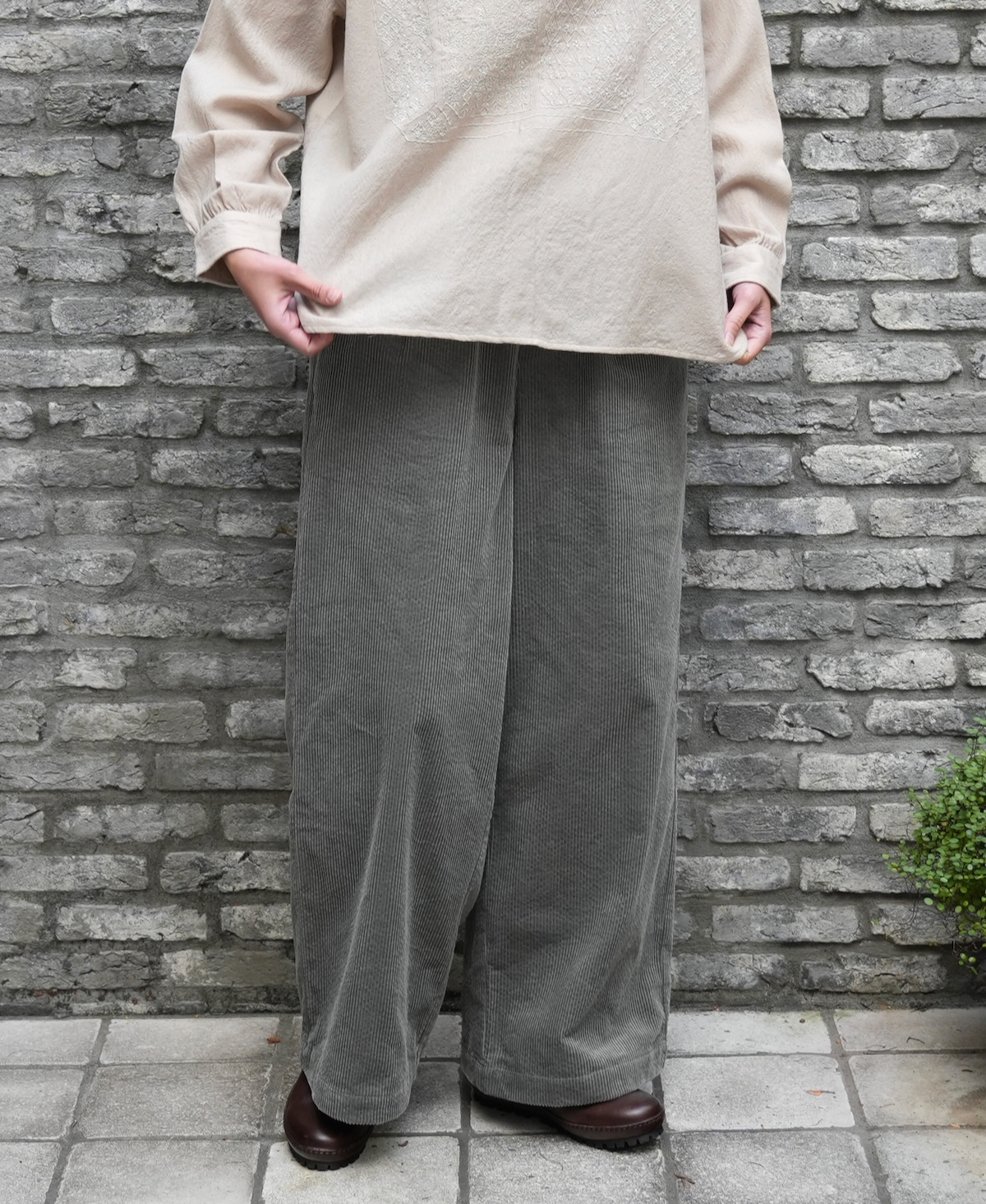 GNMDS2052CR (パンツ) TROUSERS/8WALE CORDUROY EASY WIDE PANTS