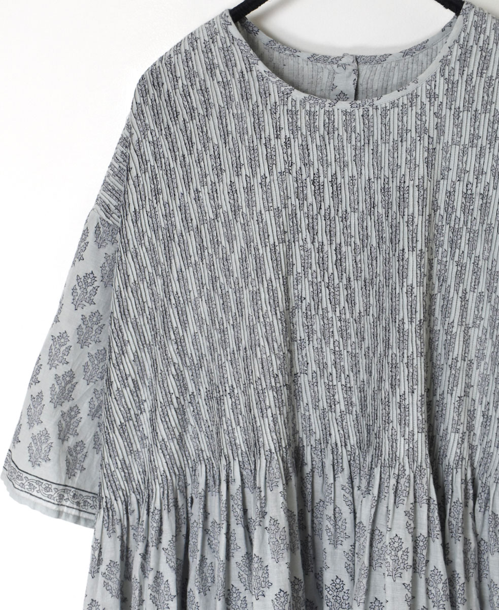 NMDS24172 (ワンピース) 80'S COTTON VOILE MEDIUM FLOWER BLOCK PRINT CREW-NECK P/O HALF/SL SHIRT DRESS WITH MINI PINTUCK