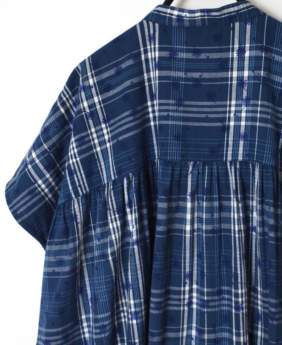 NSL24063 (ワンピース) COTTON YARN DYE CHECK WITH NAVY FLOWER PRINT BANDED COLLAR FRENCH/SL DRESS