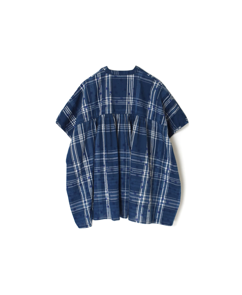 NSL24061 (ブラウス) COTTON YARN DYE CHECK WITH NAVY FLOWER PRINT V-NECK BUTTON & LOOP GATHERED SMOCK