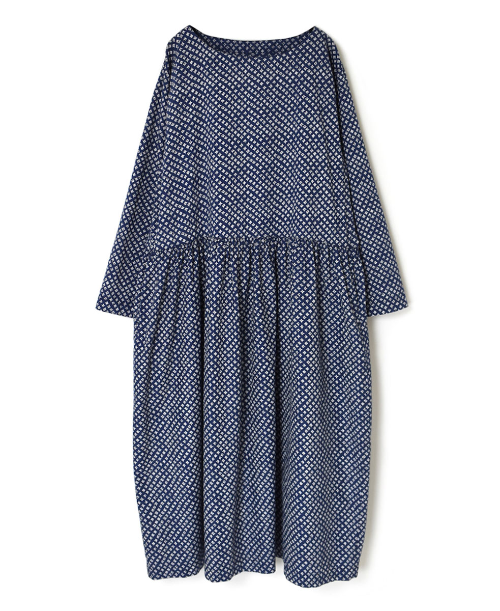 INAM2414F (ワンピース) CAMBRIC SMALL FLOWER PRINT BOAT NECK L/SL ONE-PIECE