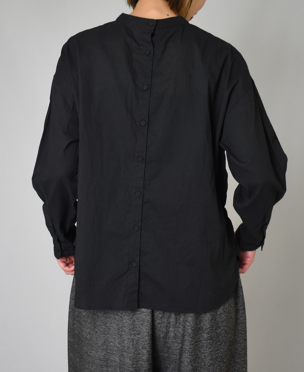 NMDS16551(ブラウス) 60'S ORGANIC CAMBRIC BACK OPENING STAND COLLAR EMB SHIRT