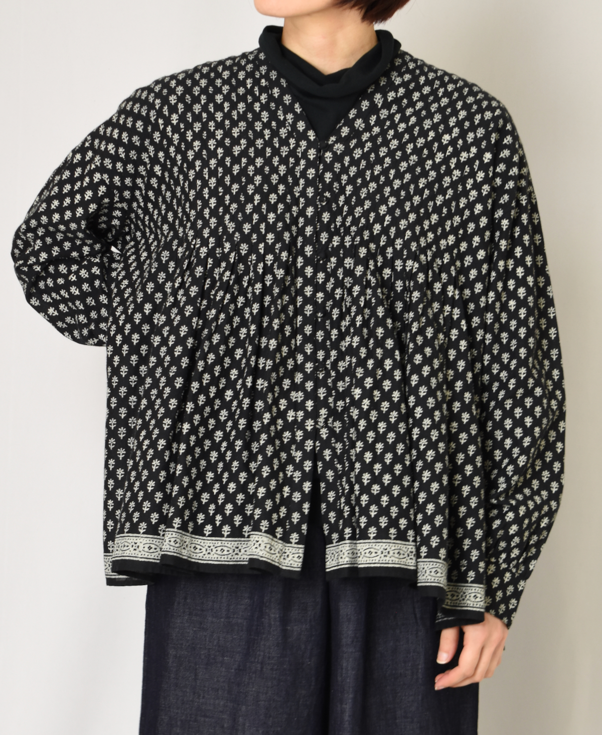 NMDS24181 (シャツ) 80'S COTTON VOILE SMALL FLOWER BLOCK PRINT V-NECK FRONT OPENING INVERTED PLEATS SHIRT