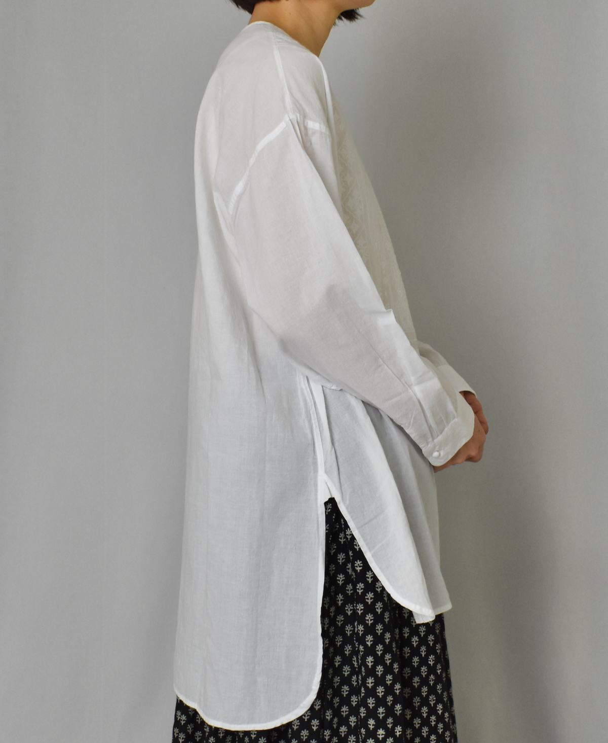 NMDS24133 (シャツ) 60'S ORGANIC CAMBRIC WITH EMB CREW-NECK BOSOM SHIRT