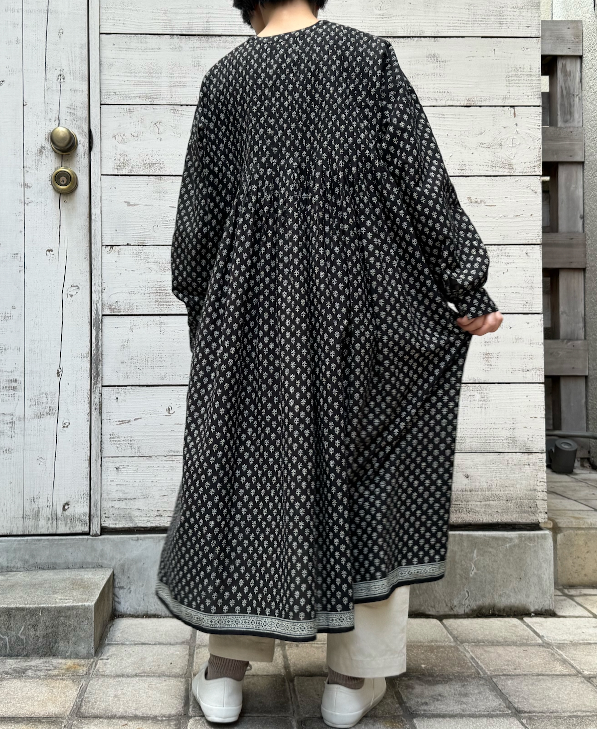 NMDS24182 (ワンピース) 80'S COTTON VOILE SMALL FLOWER BLOCK PRINT V-NECK FRONT OPENING DRESS WITH MINI PINTUCK