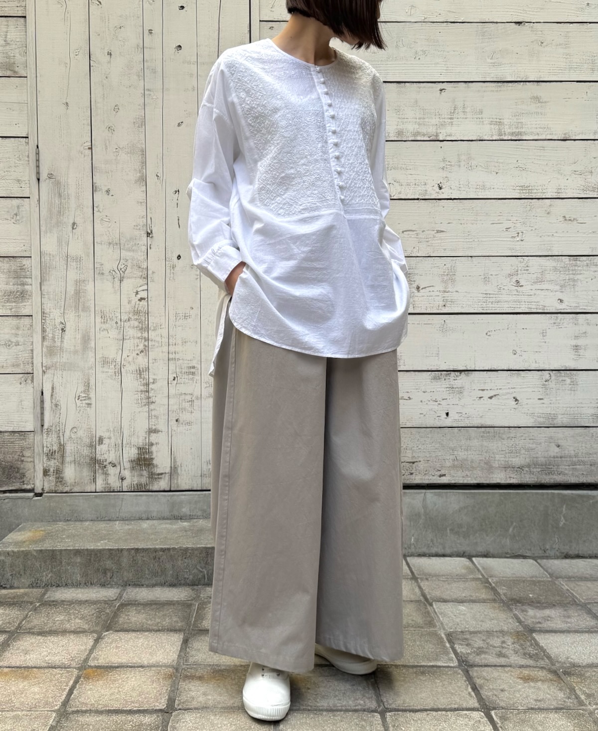 NMDS24133 (シャツ) 60'S ORGANIC CAMBRIC WITH EMB CREW-NECK BOSOM SHIRT