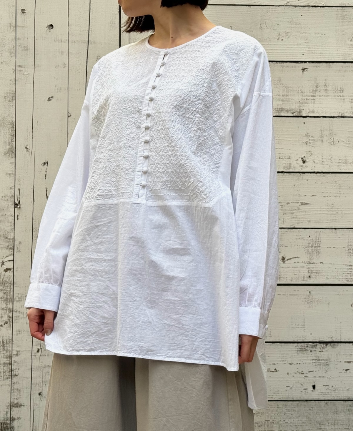 NMDS24133 (シャツ) 60'S ORGANIC CAMBRIC WITH EMB CREW-NECK BOSOM SHIRT