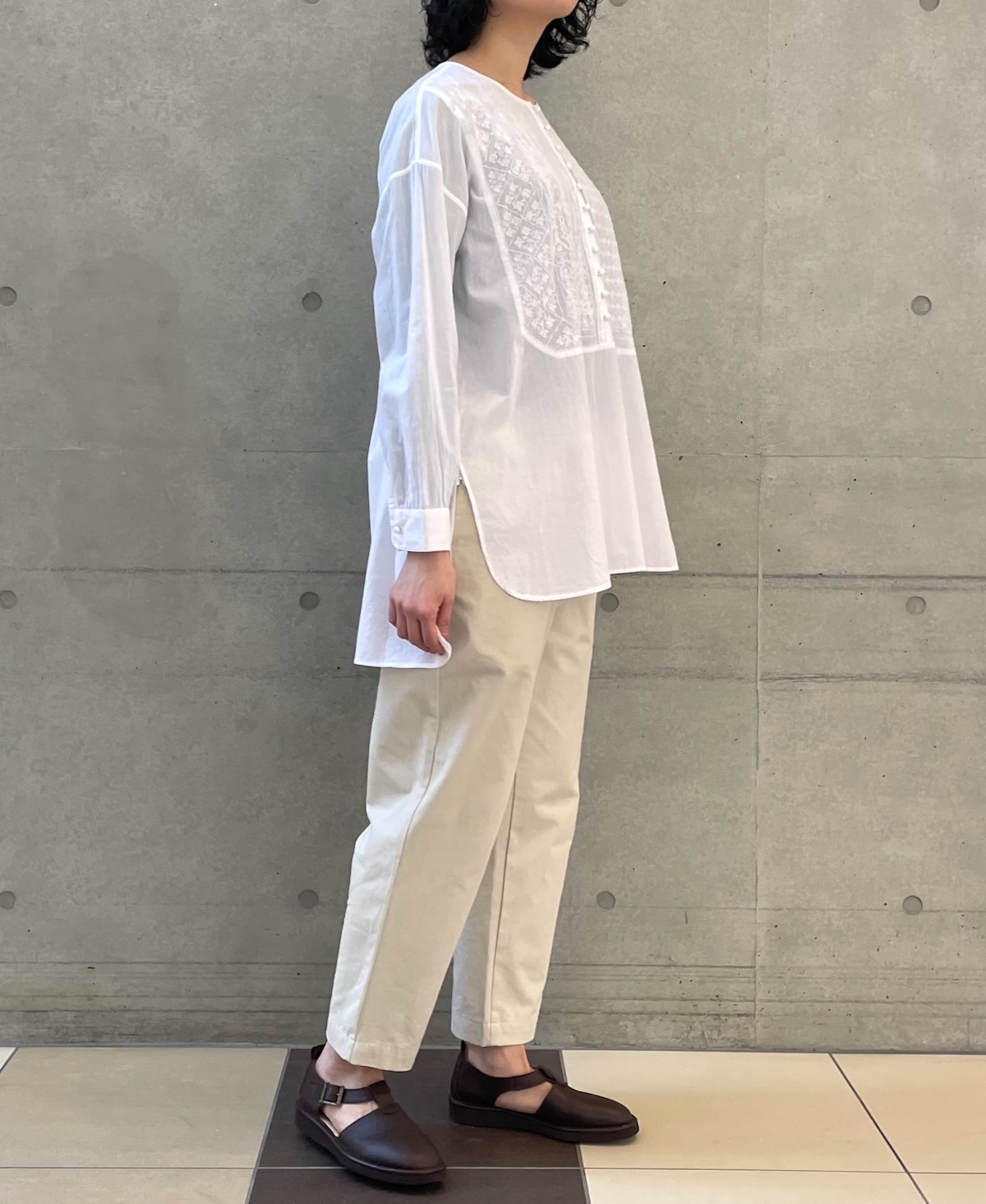 NMDS24133 (シャツ) 60'S ORGANIC CAMBRIC WITH EMB CREW-NECK BOSOM SHIRT