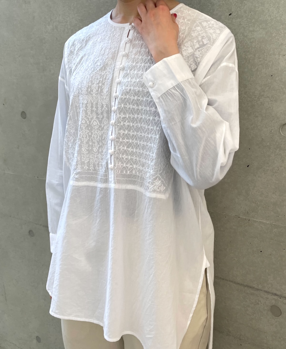 NMDS24133 (シャツ) 60'S ORGANIC CAMBRIC WITH EMB CREW-NECK BOSOM SHIRT